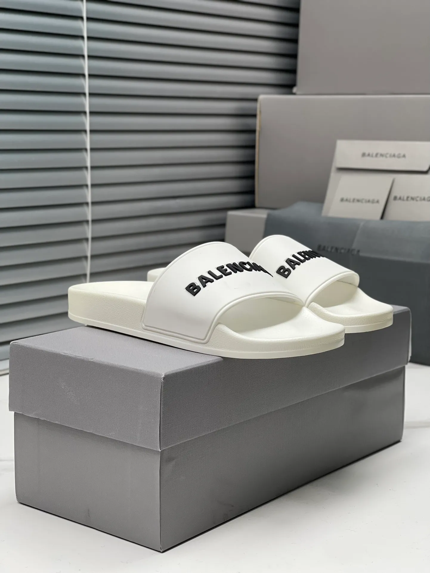 👟👟Ex-factory price 240👟👟 Women's Shoes Women's Clothing Balenciaga 2023 trendy slippers!  Balenciaga Political Campaign Latest Abrasive Development!  A favorite of European and American ladies, celebrities, and Internet celebrity girls. Exquisite uppers are hand-sewn and threaded. They are fluffy and soft, skin-friendly and soft, a must-have for summer. Fashionable but not overly ostentatious. Original natural rubber non-slip and wear-resistant sole. Size 35-40, 39-45 matching counter latest original packaging.